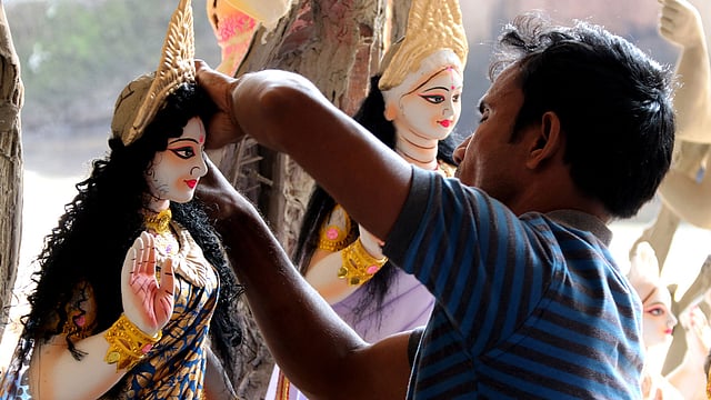 প্রতিমার চুল ঠিক করছেন এক প্রতিমাশিল্পী। বেজপাড়া সার্বজনীন মন্দির, যশোর, ২১ জানুয়ারি। ছবি: এহসান-উদ-দৌলা