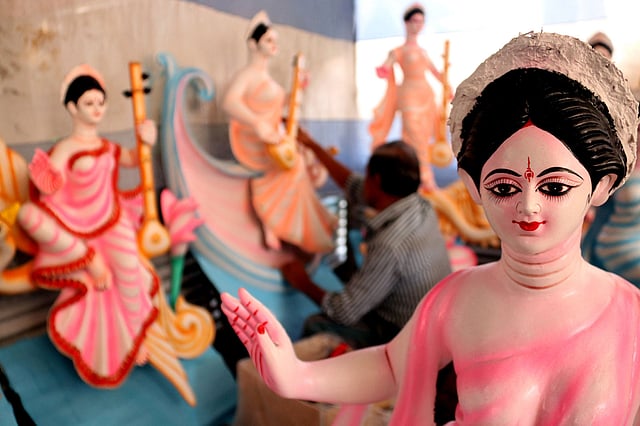 রাতদিন এক করে প্রতিমা রং করে যাচ্ছেন কারিগরেরা। দাড়িয়াপাড়া, সিলেট, ১৯ জানুয়ারি। ছবি: আনিস মাহমুদ