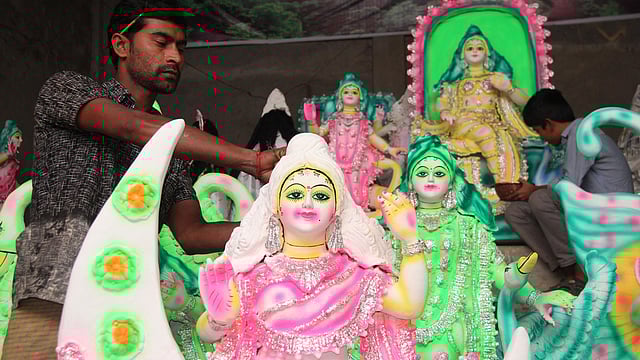 সময়মতো প্রতিমা বুঝিয়ে দিতে হবে। তাই প্রতিমাশিল্পীদের ব্যস্ততার শেষ নেই। শ্রী শ্রী গীতা আশ্রম, শান্তিনগর, খাগড়াছড়ি, ২১ জানুয়ারি। ছবি: নীরব চৌধুরী