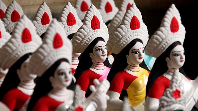 সারি করে সাজিয়ে রাখা হয়েছে সরস্বতীর প্রতিমা। দাড়িয়াপাড়া, সিলেট, ১৯ জানুয়ারি। ছবি: আনিস মাহমুদ