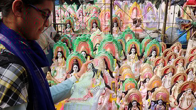 প্রতিমা পছন্দ করছেন এক ভক্ত। হাড়িপট্টি, রংপুর, ২১ জানুয়ারি। ছবি: মঈনুল ইসলাম