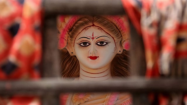 নানা রং পূর্ণতা দিচ্ছে দেবী সরস্বতীকে। দাড়িয়াপাড়া, সিলেট, ১৯ জানুয়ারি। ছবি: আনিস মাহমুদ