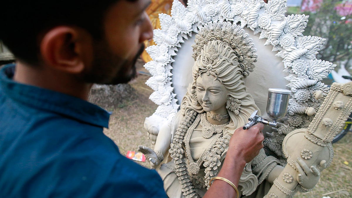 রাত পোহালেই দেবী সরস্বতীর পূজা। প্রতিমা তৈরি শেষ করেছেন প্রতিমাশিল্পীরা। এখন রং করার পালা। নানা বর্ণে রাঙিয়ে তোলা হচ্ছে দেবীকে। জগন্নাথ  হল, ঢাকা বিশ্ববিদ্যালয়, ২১ জানুয়ারি। ছবি: শুভ্র কান্তি দাশ