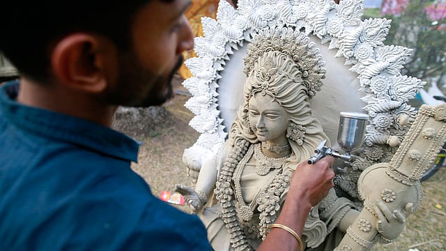 রাত পোহালেই দেবী সরস্বতীর পূজা। প্রতিমা তৈরি শেষ করেছেন প্রতিমাশিল্পীরা। এখন রং করার পালা। নানা বর্ণে রাঙিয়ে তোলা হচ্ছে দেবীকে। জগন্নাথ  হল, ঢাকা বিশ্ববিদ্যালয়, ২১ জানুয়ারি। ছবি: শুভ্র কান্তি দাশ