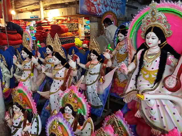 বিক্রির জন্য তৈরি প্রতিমাগুলো। শ্রী শ্রী রাধেশ্যাম মন্দির, বণিক পট্টি, বাগেরহাট, ২১ জানুয়ারি। ছবি: ইমজামামুল হক