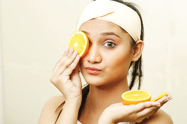 কমলার খোসা ব্যবহারে দূর হবে ত্বকের নানা সমস্যা। মডেল: মিমি, ছবি: নকশা