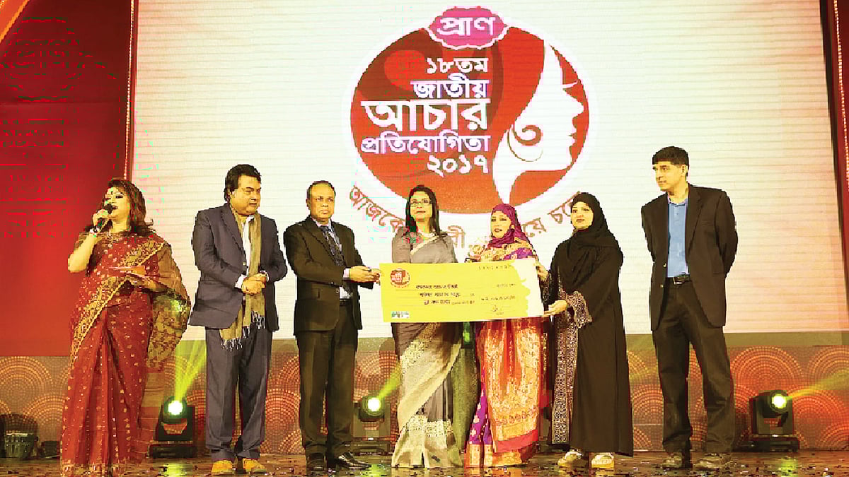বর্ষসেরা আচার িবজয়ীর হাতে পুরস্কার তুলে দিচ্ছেন রেজওয়ানা চৌধুরী বন্যা
