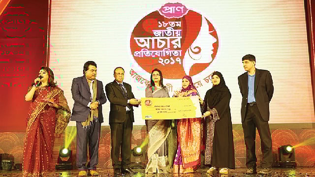 বর্ষসেরা আচার িবজয়ীর হাতে পুরস্কার তুলে দিচ্ছেন রেজওয়ানা চৌধুরী বন্যা