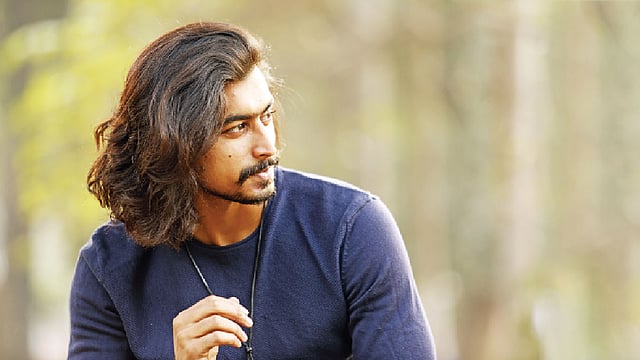 নিয়মিত গোসল আর শ্যাম্পু করলে বড় চুল ভালো থাকবে। মডেল: রাব্বি, ছবি: সুমন ইউসুফ