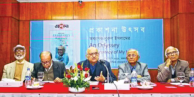 অর্থনীতিবিদ অধ্যাপক নুরুল ইসলামের আত্মজীবনীমূলক বইয়ের প্রকাশনা অনুষ্ঠানে বক্তব্য দেন অধ্যাপক রেহমান সোবহান। এ সময় উপস্থিত ছিলেন (বাঁ থেকে) ইস্ট ওয়েস্ট বিশ্ববিদ্যালয়ের সাবেক সহ-উপাচার্য মনোয়ার উল ইসলাম, অর্থনীতিবিদ এ বি মির্জ্জা আজিজুল ইসলাম, সাবেক অর্থমন্ত্রী সাইদুজ্জামান ও অর্থনীতিবিদ ওয়াহিদউদ্দিন মাহমুদ। গতকাল রাজধানীর সোনারগাঁও হোটেলে l প্রথম আলো