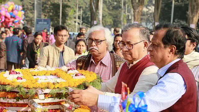 সর্বস্তরের শ্রদ্ধা নিবেদনের জন্য প্রয়াত কথাসাহিত্যিক শওকত আলীর মরদেহ নেওয়া হয় কেন্দ্রীয় শহীদ মিনার প্রাঙ্গণে। শ্রদ্ধা নিবেদন করছেন বাংলাদেশের কমিউনিস্ট পার্টির সভাপতি মুজাহিদুল ইসলাম সেলিম। ঢাকা, ২৫ জানুয়ারি। ছবি: শুভ্র কান্তি দাশ