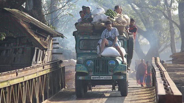 এভাবেই অতিরিক্ত মালামাল নিয়ে পাহাড়ি পথে চলে লক্করঝক্কর চান্দের গাড়ি। ঝুঁকি থাকলেও এভাবে পণ্য পরিবহন করতেই পাহাড়িরা অভ্যস্ত। চেঙ্গি ব্রিজ, মহালছড়ি, খাগড়াছড়ি, ২৪ জানুয়ারি। ছবি: নীরব চৌধুরী