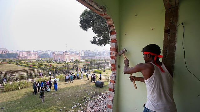 পুরান ঢাকার লালবাগ কেল্লার সীমানার মধ্যে অবৈধভাবে থাকা দুটি বাড়ি আজ বৃহস্পতিবার উচ্ছেদ করেছে ঢাকা জেলা প্রশাসন। লালবাগ, ঢাকা, ২৫ জানুয়ারি। ছবি: শুভ্র কান্তি দাশ