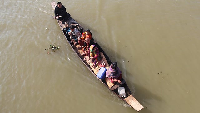 খাগড়াছড়ির অনেক উপজেলায় সড়কপথ নেই। এসব এলাকায় দূরের পথ পার হওয়ার একমাত্র ভরসা নৌকা। ইঞ্জিনচালিত নৌকায় করে গন্তব্যে যাচ্ছেন যাত্রীরা। চেঙ্গি ব্রিজ, মহালছড়ি, খাগড়াছড়ি, ২৪ জানুয়ারি। ছবি: নীরব চৌধুরী