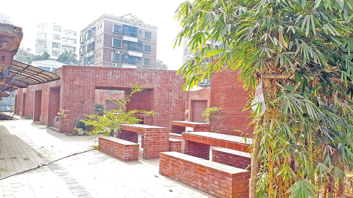 ক্রেতার অপেক্ষায় বনানীর ফুডকোর্টের লাল ইটের তৈরি আসন। গত মঙ্গলবারের ছবি l প্রথম আলো