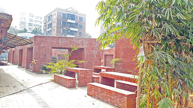 ক্রেতার অপেক্ষায় বনানীর ফুডকোর্টের লাল ইটের তৈরি আসন। গত মঙ্গলবারের ছবি l প্রথম আলো