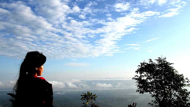 রাঙামাটিতে শীতের প্রকোপ কমেছে। সকালে অনেকটাই কুয়াশামুক্ত পাহাড়গুলো। সকাল হওয়ার সঙ্গে সঙ্গে পরিষ্কার হচ্ছে আকাশ। ফুরোমোন, সাপছড়ি, রাঙামাটি, ২৫ জানুয়ারি। ছবি: সুপ্রিয় চাকমা