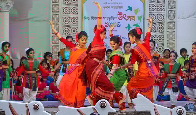 বৃহস্পতিবার নানা আয়োজনের মধ্য দিয়ে শুরু হয়েছে ফুলকি আয়োজিত শিশু-কিশোর সাংস্কৃতিক উৎসব। নৃত্য পরিবেশন করে ফুলকির শিক্ষার্থীরা। চট্টগ্রাম শিল্পকলা একাডেমি, চট্টগ্রাম, ২৫ জানুয়ারি। ছবি: সৌরভ দাশ