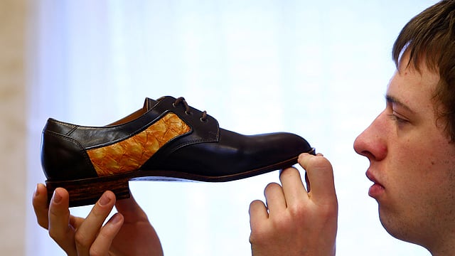 এই জুতো এক ধরনের বর্ণিল সামুদ্রিক মাছ বা প্যারট ফিশের চামড়া দিয়ে তৈরি। এ জুতো হাতে তৈরি করা হয়। গ্রাফিং, জার্মানি, ২৪ জানুয়ারি। ছবি: রয়টার্স