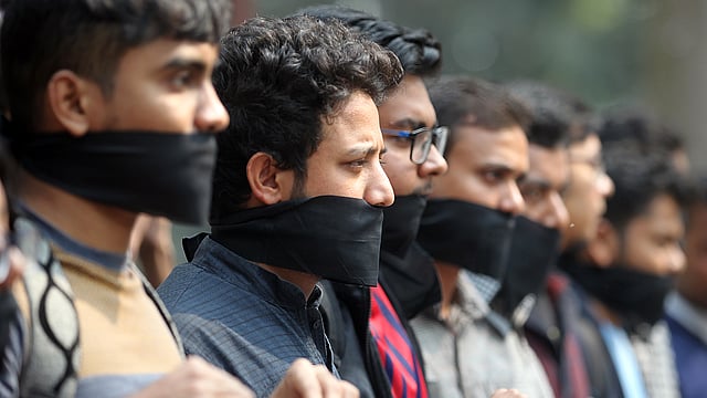 নিপীড়নবিরোধী কর্মসূচিতে ছাত্রলীগের হামলার প্রতিবাদে বৃহস্পতিবার ঢাকা বিশ্ববিদ্যালয়ের গণযোগাযোগ ও সাংবাদিকতা বিভাগের শিক্ষার্থীরা মুখে কাপড় বেঁধে মানববন্ধন করেন। ঢাকা বিশ্ববিদ্যালয়, ঢাকা, ২৫ জানুয়ারি। ছবি: সাজিদ হোসেন