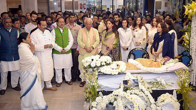 রবীন্দ্র সদনে সুপ্রিয়া দেবীর প্রতি শেষ শ্রদ্ধা জানান পশ্চিমবঙ্গের মুখ্যমন্ত্রী মমতা বন্দ্যোপাধ্যায়। ছবি: ভাস্কর মুখার্জি