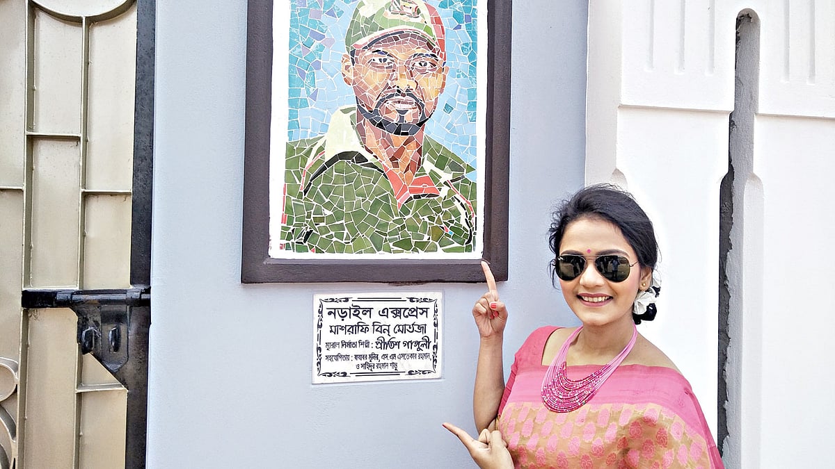 নড়াইল এক্সপ্রেস বাড়ির ফটকের সামনে মাশরাফি বিন মুর্তজার ম্যুরালের সামনে লেখক