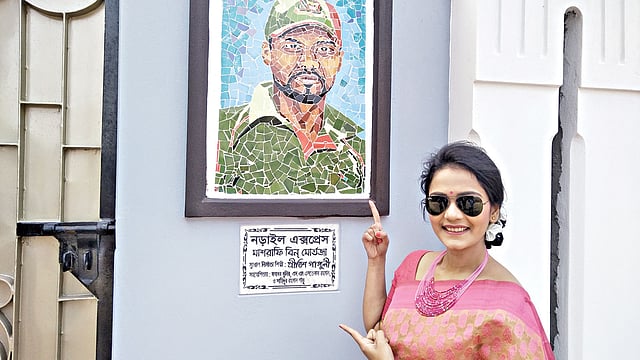 নড়াইল এক্সপ্রেস বাড়ির ফটকের সামনে মাশরাফি বিন মুর্তজার ম্যুরালের সামনে লেখক