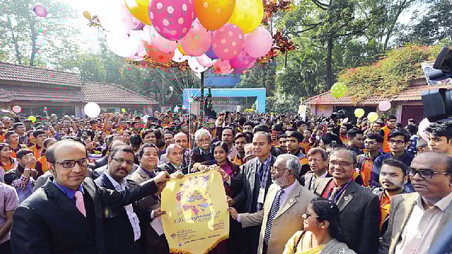 বেলুন উড়িয়ে জাতীয় উৎসবের সূচনা করেছিলেন অতিথি ও শিক্ষার্থীরা। ছবি: সৌরভ দাস