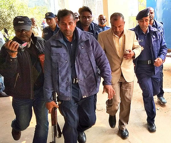 ভূমি অধিগ্রহণ কর্মকর্তা সেতাফুল ইসলাম। আজ সোমবার দুপুরে কিশোরগঞ্জের আদালত প্রাঙ্গণ থেকে ছবিটি তোলা। ছবি: তাফসিলুল আজিজ