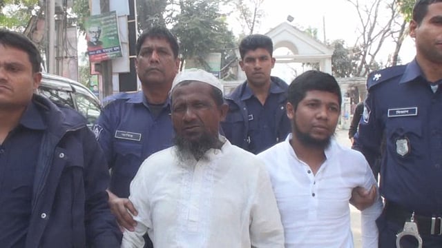 নারায়ণগঞ্জের আড়াইহাজারে স্কুলছাত্র তুহিন হত্যা মামলার মৃত্যুদণ্ডপ্রাপ্ত বাবা-ছেলে। ছবি: প্রথম আলো