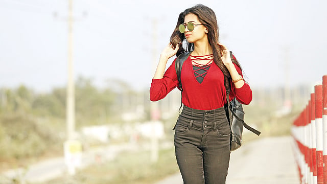 বেড়ানোর সময় খেয়াল রাখতে হবে চুল আর ত্বকের প্রতি। মডেল: মারিয়া, ছবি: সুমন ইউসুফ