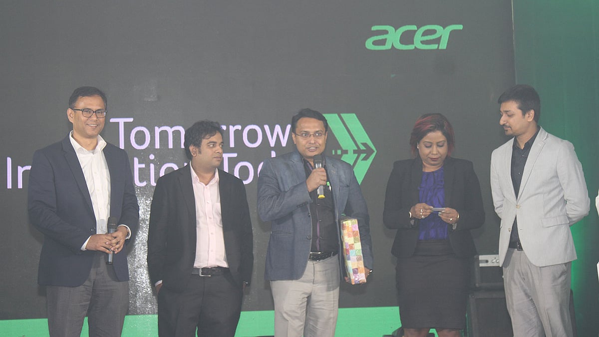 এসারের নতুন প্রযুক্তিপণ্য প্রদর্শনী উপলক্ষে প্রতিষ্ঠানটির কর্মকর্তারা।