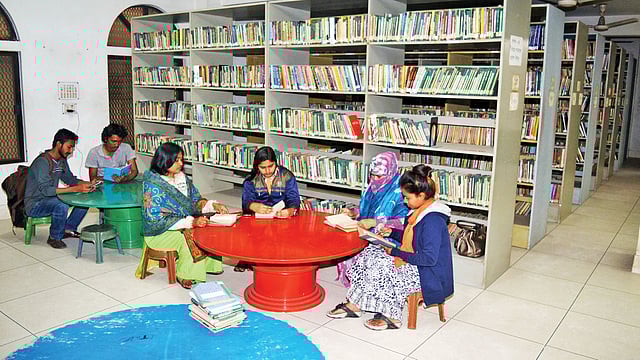 প্রতিদিন এমন অনেক পাঠক বই পড়তে গ্রন্থাগারে আসেন  ছবি: হাসান মাহমুদ