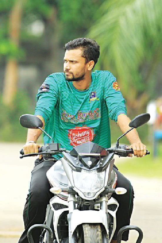 এক দিনের ক্রিকেটে বাংলাদেশ জাতীয় দলের অধিনায়ক মাশরাফি বিন মুর্তজা মোটরসাইকেল চালাতে খুব পছন্দ করেন। ফাইল ছবি