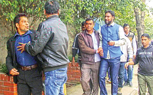 রাজধানীর লা মেরিডিয়ান হোটেলে গতকাল সকালে দেশের বিভিন্ন স্থান থেকে বিএনপির জাতীয় নির্বাহী কমিটির সভায় যোগ দিতে আসেন নেতারা।  এ সময় তাঁদের কয়েকজনকে আটক করে সাদাপোশাকধারী পুলিশ। ছবি: প্রথম আলো