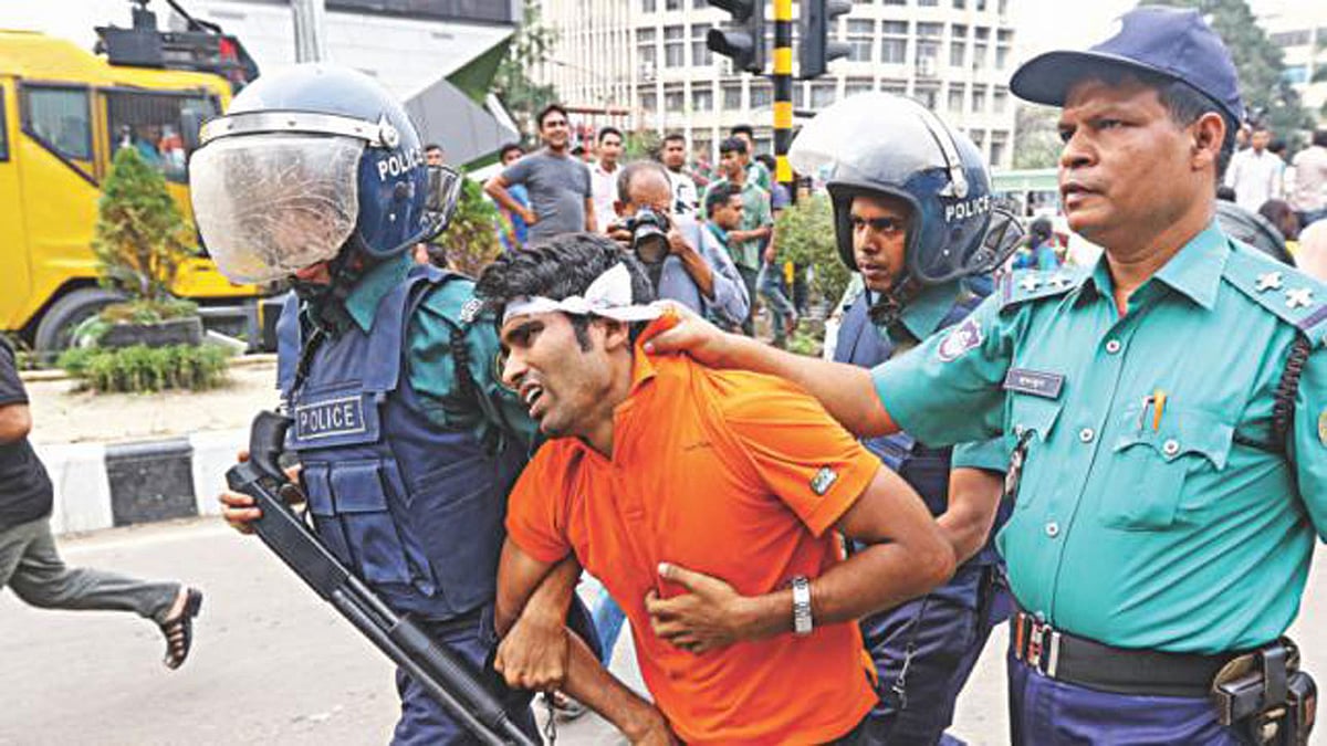 সরকারি চাকরির বয়সসীমা বাড়ানোর আন্দোলনের কর্মীদের পুলিশের হেনস্তা। ফাইল ছবি