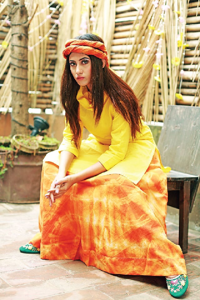 হালকা শীতে বসন্তের পোশাক। পোশাক: বিবি প্রোডাকশন