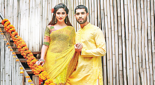 মসলিনে গামছার নকশা, ক্রুশের আঁচলে ভিন্নতা এলেও হলদে রং ছড়িয়ে দিচ্ছে বসন্তের বার্তা। মডেল: সাফা কবির ও নাহিদ। শাড়ি: বিবি প্রোডাকশন, পাঞ্জাবি: সেইলর, সাজ: অরা বিউটি লাউঞ্জ, ছবি: কবির হোসেন