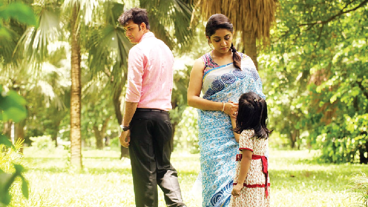 দূরে চলে গেলে বা আলাদা থাকলেও বাবার প্রতি সন্তানের কিছু অধিকার জন্মায়। ছবি: অধুনা