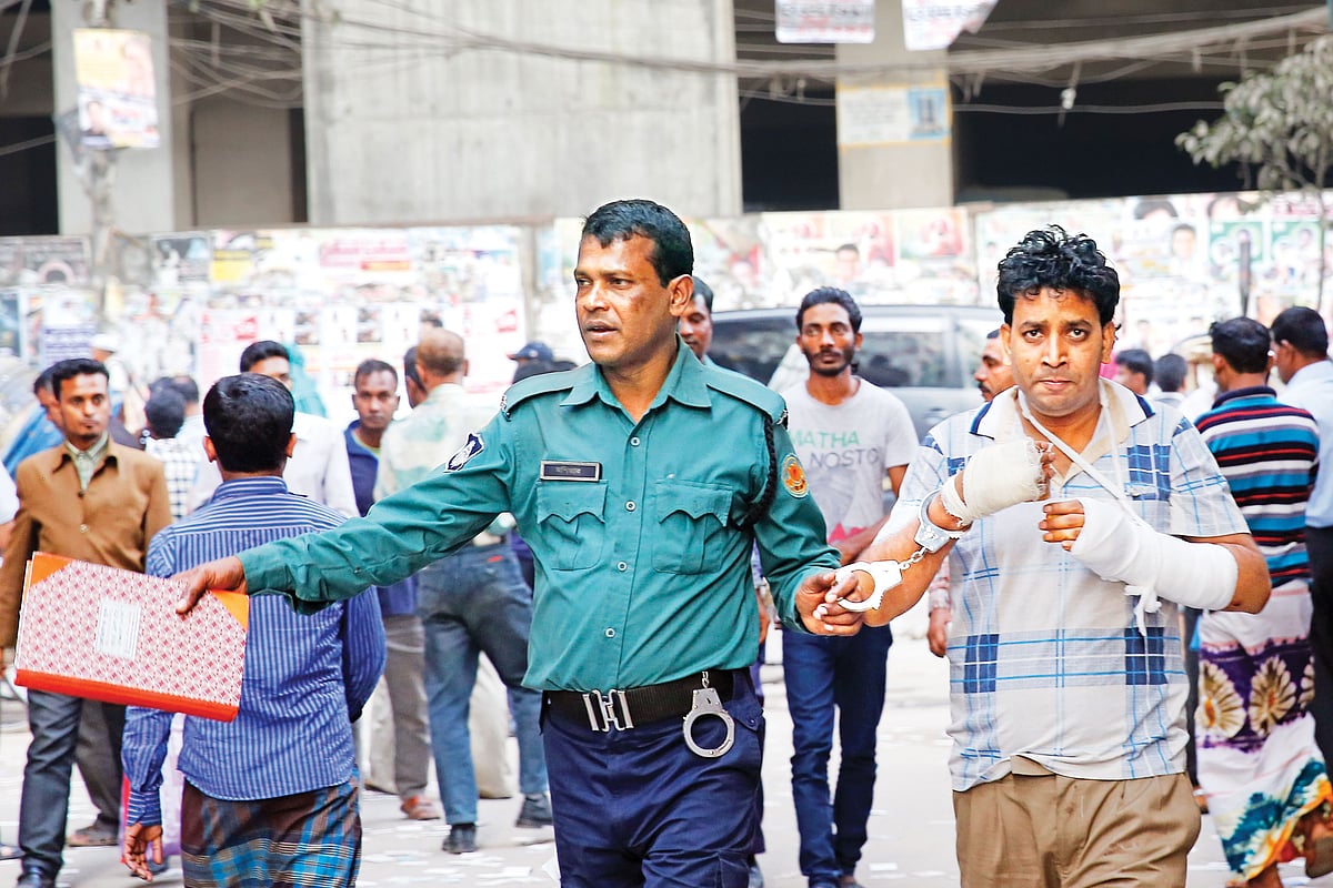 বংশাল থানার বিস্ফোরক মামলায় নাদের নামের এই ব্যক্তিকে (দুই হাতে ব্যান্ডেজ ও প্লাস্টার) রিমান্ড চেয়েছে পুলিশ। পুলিশের দাবি, গ্রেপ্তারের সময় তাঁর সঙ্গে ধস্তাধস্তি হয়। গতকাল বিকেলে তাঁকে ঢাকার সিএমএম আদালতে হাজির করা হয়। ছবি: হাসান রাজা