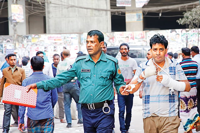 বংশাল থানার বিস্ফোরক মামলায় নাদের নামের এই ব্যক্তিকে (দুই হাতে ব্যান্ডেজ ও প্লাস্টার) রিমান্ড চেয়েছে পুলিশ। পুলিশের দাবি, গ্রেপ্তারের সময় তাঁর সঙ্গে ধস্তাধস্তি হয়। গতকাল বিকেলে তাঁকে ঢাকার সিএমএম আদালতে হাজির করা হয়।  ছবি: হাসান রাজা