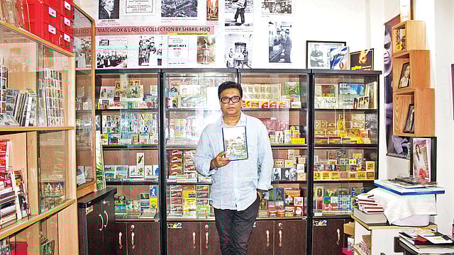 নিজের সংগ্রহশালায় সাকিল হক। হাতে িবশ্বের সবচেয়ে বড় দেশলাই বাক্স ।  ছবি: সাবরিনা ইয়াসমীন
