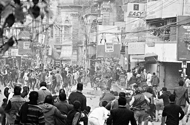 রাজপথে মেয়র তাঁর নিজ দলেরই এক অংশের নেতা-কর্মীদের হামলার শিকার