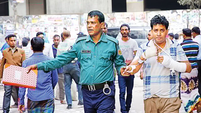 বংশাল থানার বিস্ফোরক মামলায় নাদের নামের এই ব্যক্তিকে (দুই হাতে ব্যান্ডেজ ও প্লাস্টার) রিমান্ড চেয়েছে পুলিশ। পুলিশের দাবি, গ্রেপ্তারের সময় তাঁর সঙ্গে ধস্তাধস্তি হয়। গতকাল বিকেলে তাঁকে ঢাকার সিএমএম আদালতে হাজির করা হয়।  ছবি: হাসান রাজা