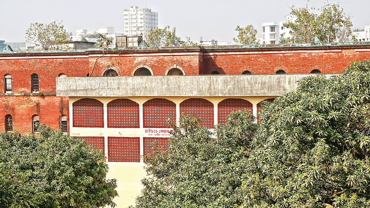 পরিত্যক্ত কারাগারের প্রশাসনিক ভবনে ঠাঁই হয়েছে খালেদা জিয়ার। ছবি: প্রথম আলো