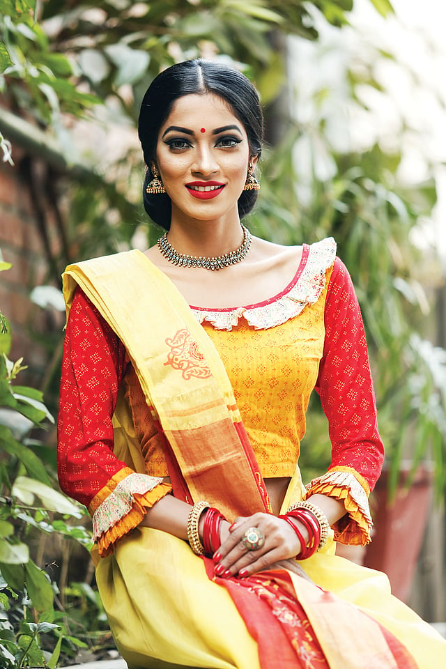 লম্বা হাতার ব্লাউজে কুঁচির কাজ