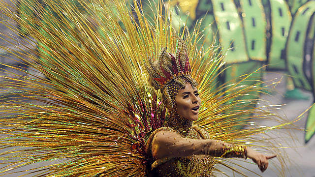 শোভাযাত্রায় রোসাস দে ওরু সাম্বা স্কুলের এক অংশগ্রহণকারী। সাও পাওলো, ব্রাজিল, ১০ ফেব্রুয়ারি। ছবি: রয়টার্স