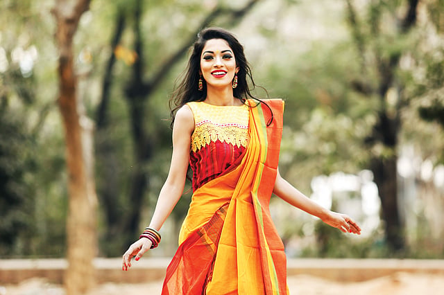 লেইসের ব্যবহার ব্লাউজে এনেছে নতুনত্ব