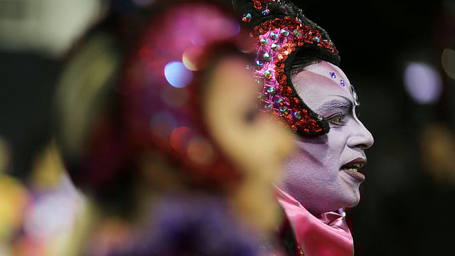 বিশ্বের বিভিন্ন দেশ থেকে পর্যটকেরা আসেন এই মনোজ্ঞ শোভাযাত্রা দেখতে। সাও পাওলো, ব্রাজিল, ১০ ফেব্রুয়ারি। ছবি: রয়টার্স