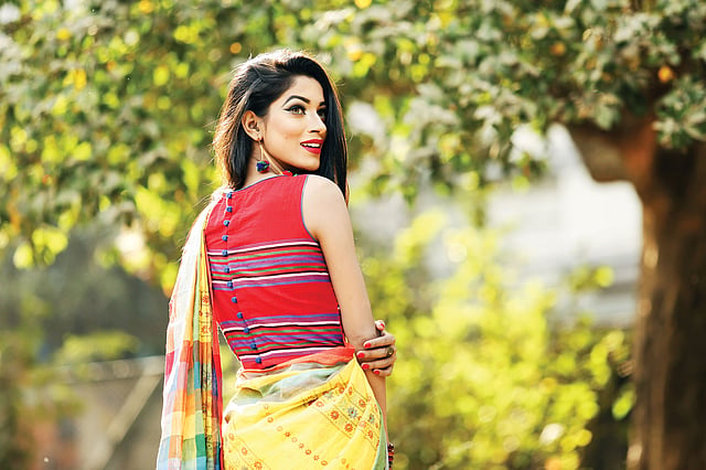 সুতি শাড়ির সঙ্গে গামছার ব্লাউজ, বসন্তের সাজে আনবে পূর্ণতা। মডেল: কানিজ, পোশাক: রঙ বাংলাদেশ, সাজ: িবন্দিয়া এক্সক্লুসিভ, ছবি: সুমন ইউসুফ